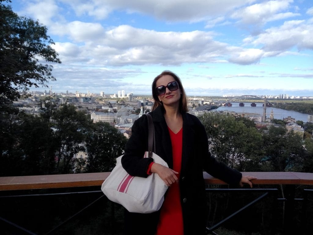 Ольга Анісімова, засновниця проєкту “Вільна мама”, на фоні Дніпра у Києві